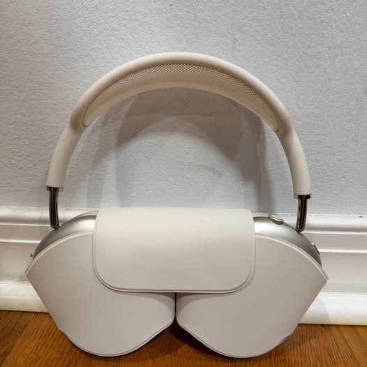 Starlight Apple AirPods Max photographed for the MKL-Tech Facebook Marketplace listing